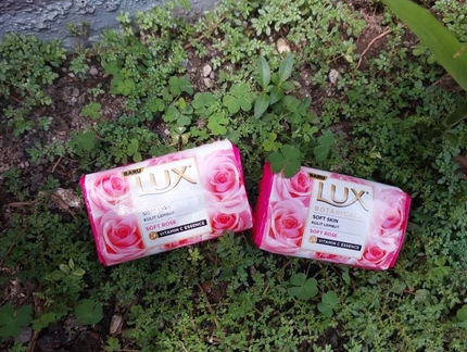 Lux Sabun Mandi Batang 70gr - Pink
