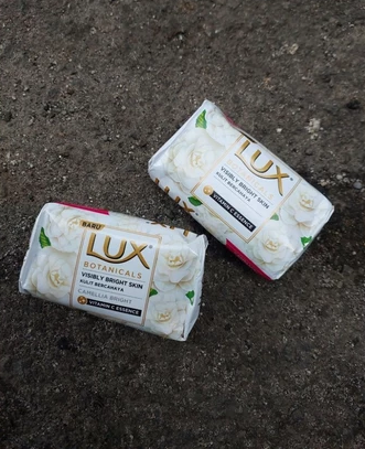 Lux Sabun Mandi Batang 70gr - Camellia Bright
